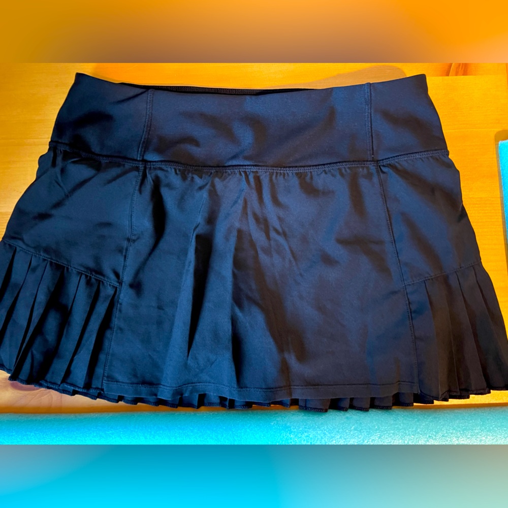 Black medium MONDETTA tennis/ golf skirt. Built in shorts. Pleated in the back